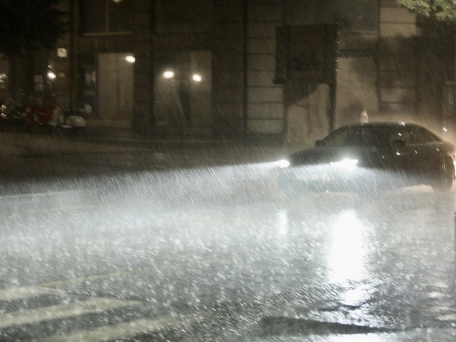 Obilna kiša u Splitu i drugim gradovima u Dalmaciji, poplavljene saobraćajnice (VIDEO)