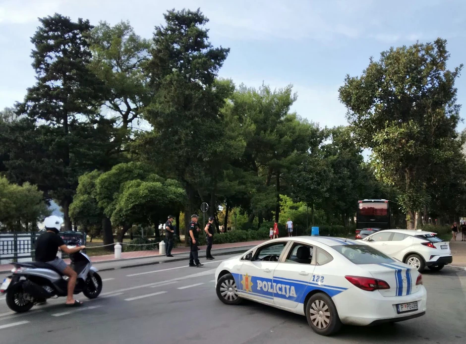 Trojica maskiranih razbojnika opljačkala supermarket u Budvi, odnijeli 320.000 eura