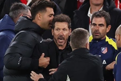 Luda scena na “Enfildu”: Simeone nasrnuo na navijača FOTO/VIDEO