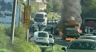 Запалио се камион, обустављен саобраћај