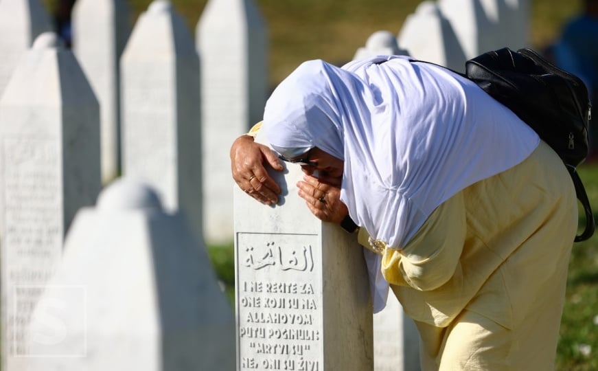 Mirni protest majki Srebrenice u Tuzli: "Krvnik Mladić je otišao na pravu robiju, za sve naše žrtve"