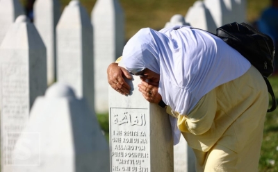 Mirni protest majki Srebrenice u Tuzli: "Krvnik Mladić je otišao na pravu robiju, za sve naše žrtve"