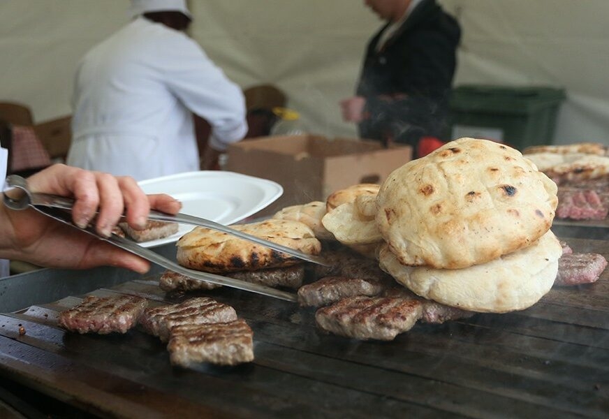 Nekada narodsko jelo, a sada suvi luksuz: Ljudi zgroženi cijenama u pečenjari, "Zar toliko za jednu pljeskavicu s kajmakom?"