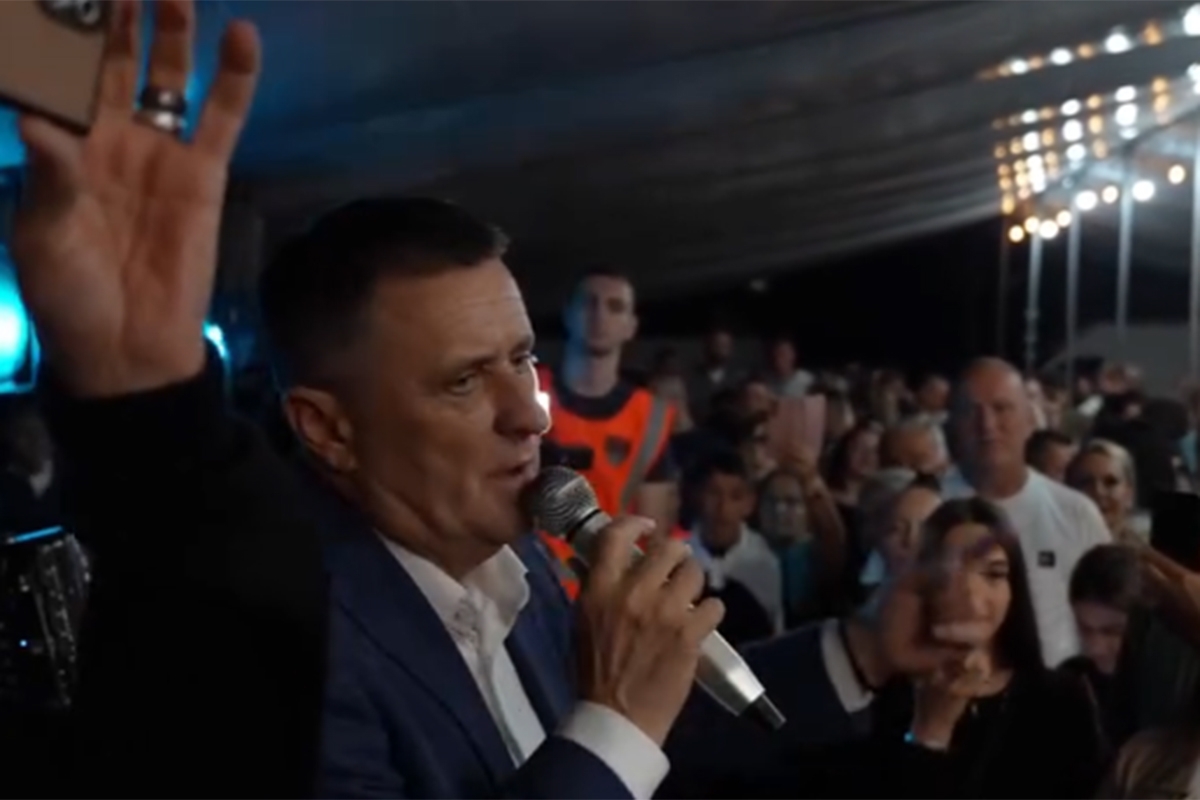 (VIDEO) Šator ponovo bio pretijesan: Đajić nastavio niz velikih okupljanja uz krajišku pjesmu, evo šta ga je obradovalo u Mrkonjić Gradu