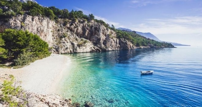 Plaže prazne, ali nešto se ipak događa: Ugostitelji otkrili šta ih je iznenadilo ove sezone