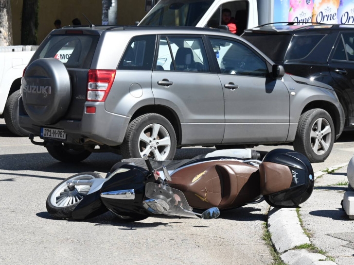 Saobraćajna nezgoda u centru Banjaluke, povrijeđen vozač motora(VIDEO)