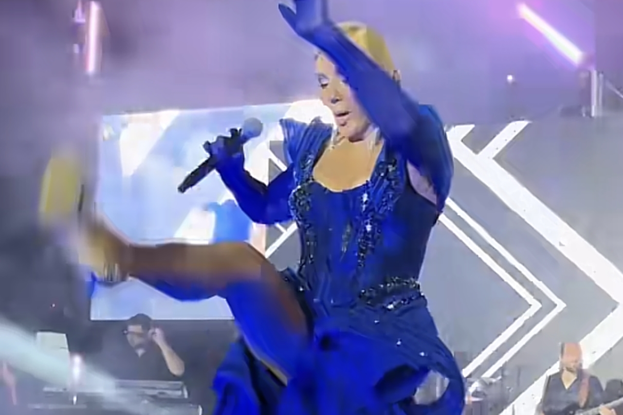 VIDEO Ponovila kultni peh: Lepa Brena zamahnula nogom na nastupu u Budvi pa pala na pozornici