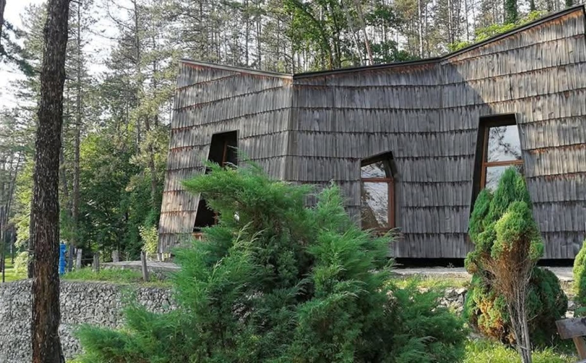 Predložen pritvor 37-godišnjem Tuzlaku osumnjičenom za pokušaj paljevine Kuće plamena mira