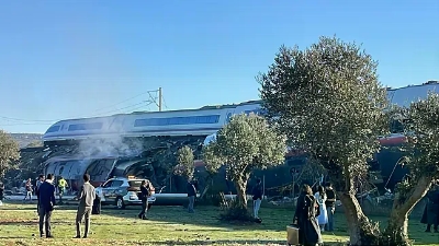 Najmanje 10 mrtvih u sudaru dva brza voza u Španiji, vagoni pali niz nasip