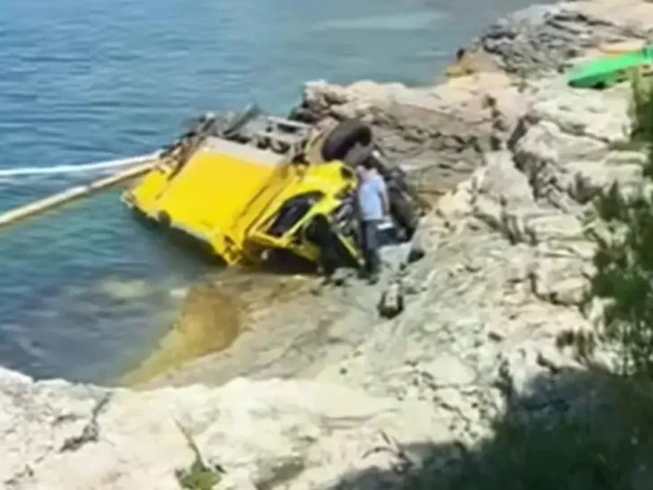 Haos u Puli: Kamionom sletio u more (VIDEO)