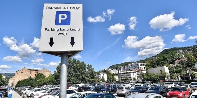 Od ponedjeljka nove cijene javnog parkinga u Sarajevu, skočila i cijena ako vam pauk odveze vozilo