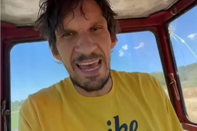 (VIDEO) "Malo bleja, malo teretana“ Boban Marjanović VOZI TRAKTOR I SAKUPLJA SIJENO zajedno sa ocem i djedom