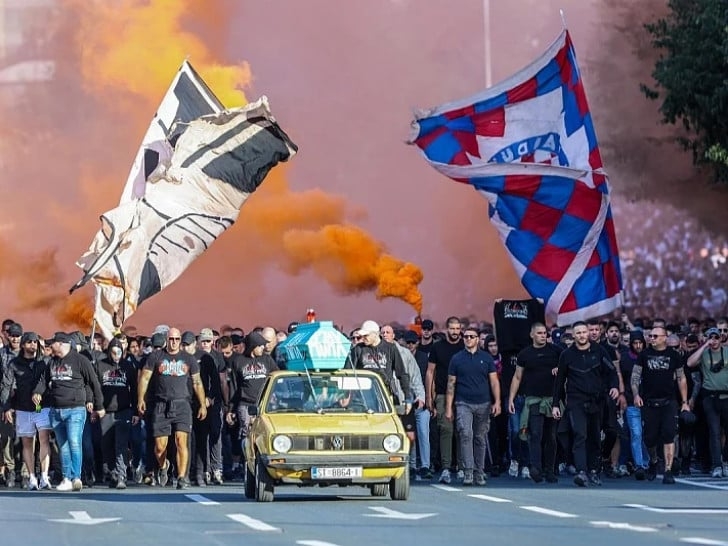 Jeziv antisemitski performans navijača Hajduka pred meč sa Ajaksom (VIDEO)