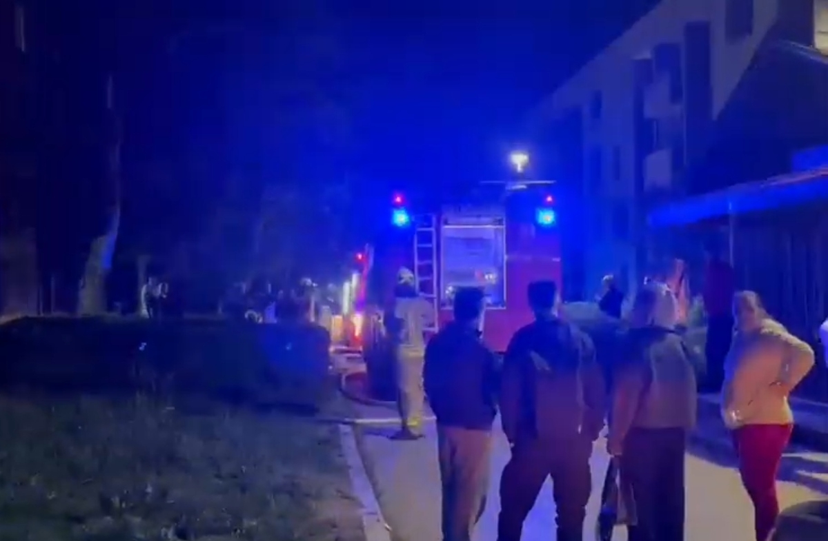 (VIDEO) Vatrogasci na terenu: Izbio požar u stanu u sarajevskom naselju