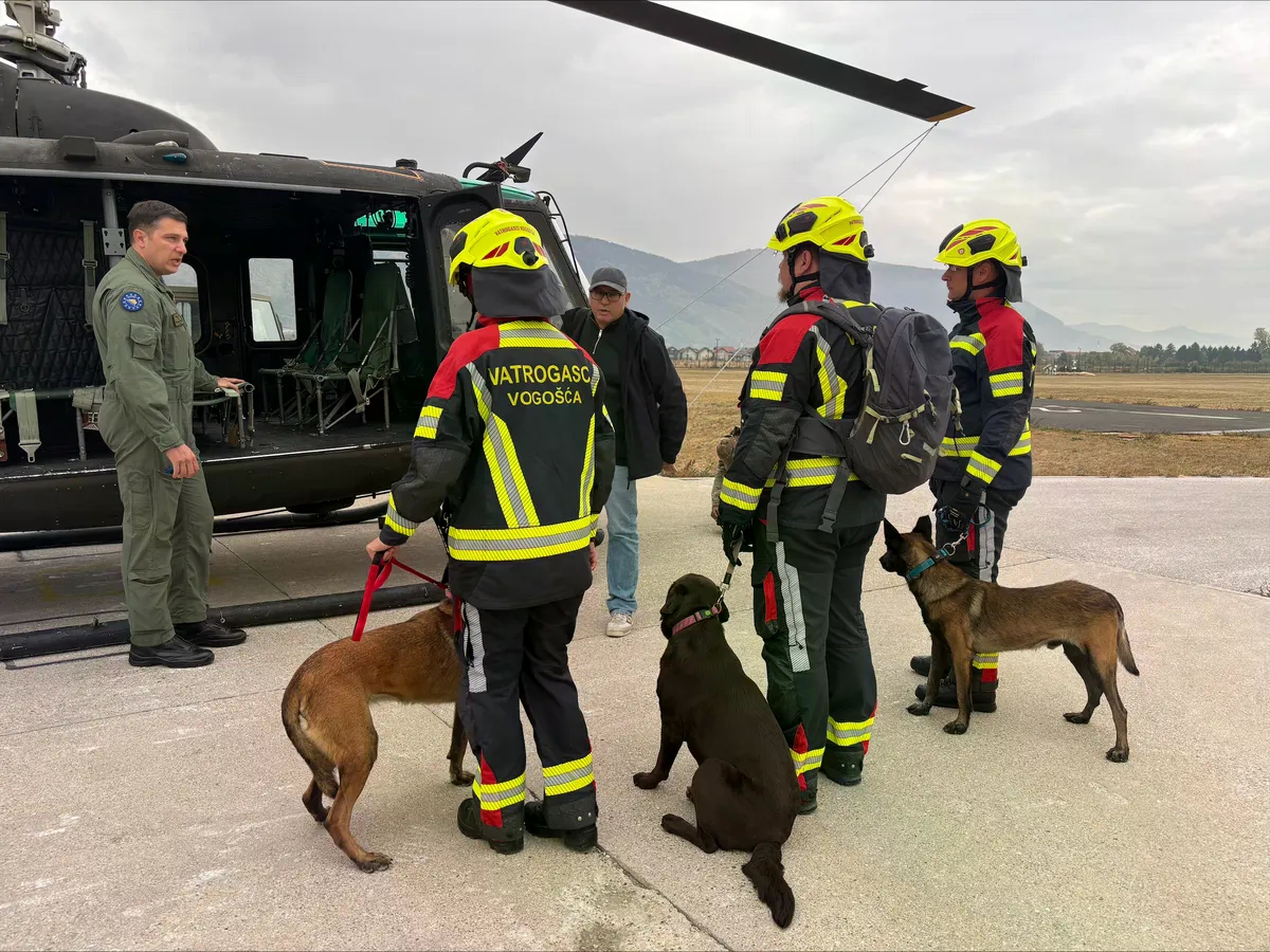 (FOTO/VIDEO) Potražni psi prvi put u vojnom helikopteru EUFOR-a: Evo kako su reagovali na buku i let