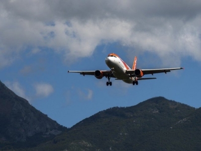 Sa aerodroma u Tivtu u Beograd vraćeno 87 državljana Srbije