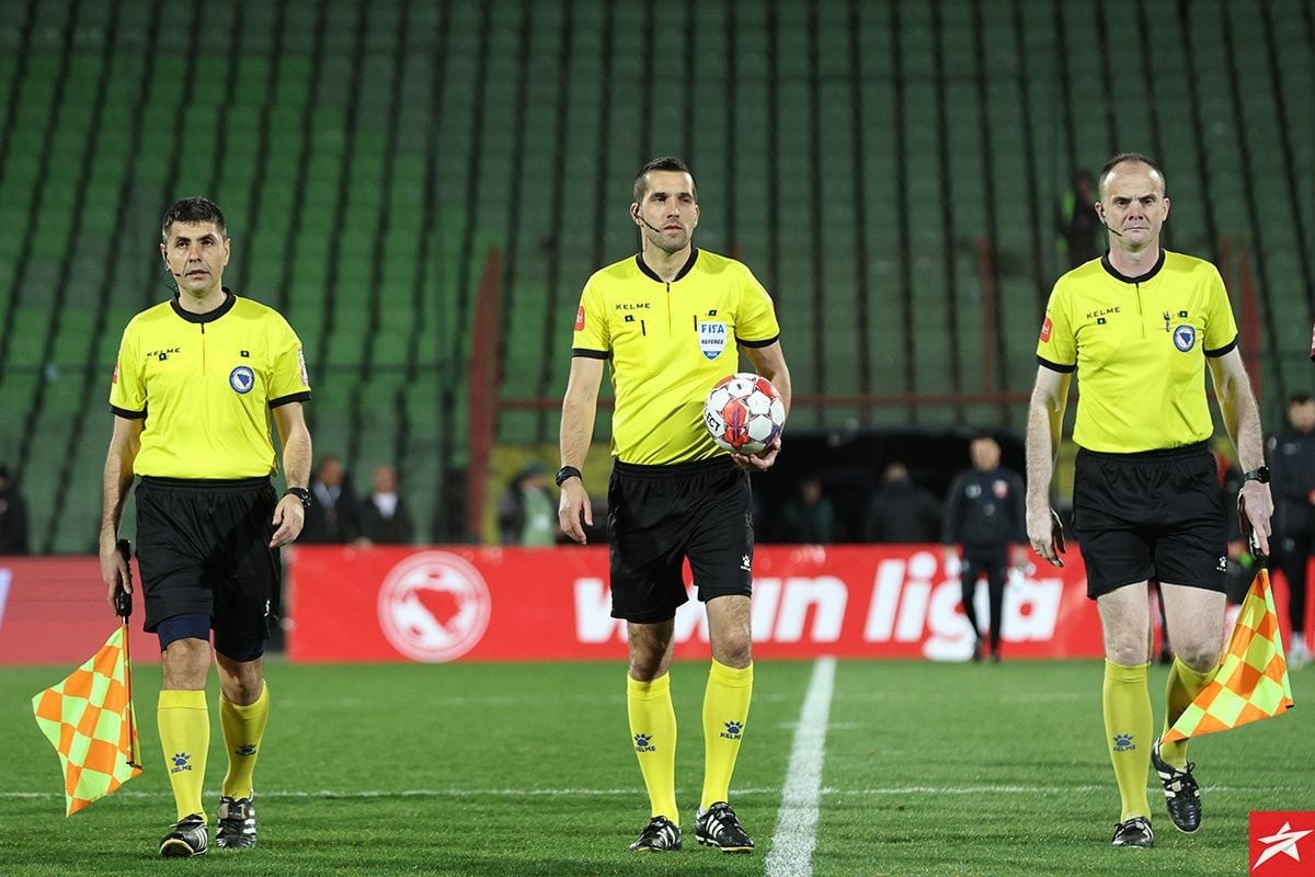 Miloš Gigović sudi derbi Sarajevo - Zrinjski na Koševu · Zvanično