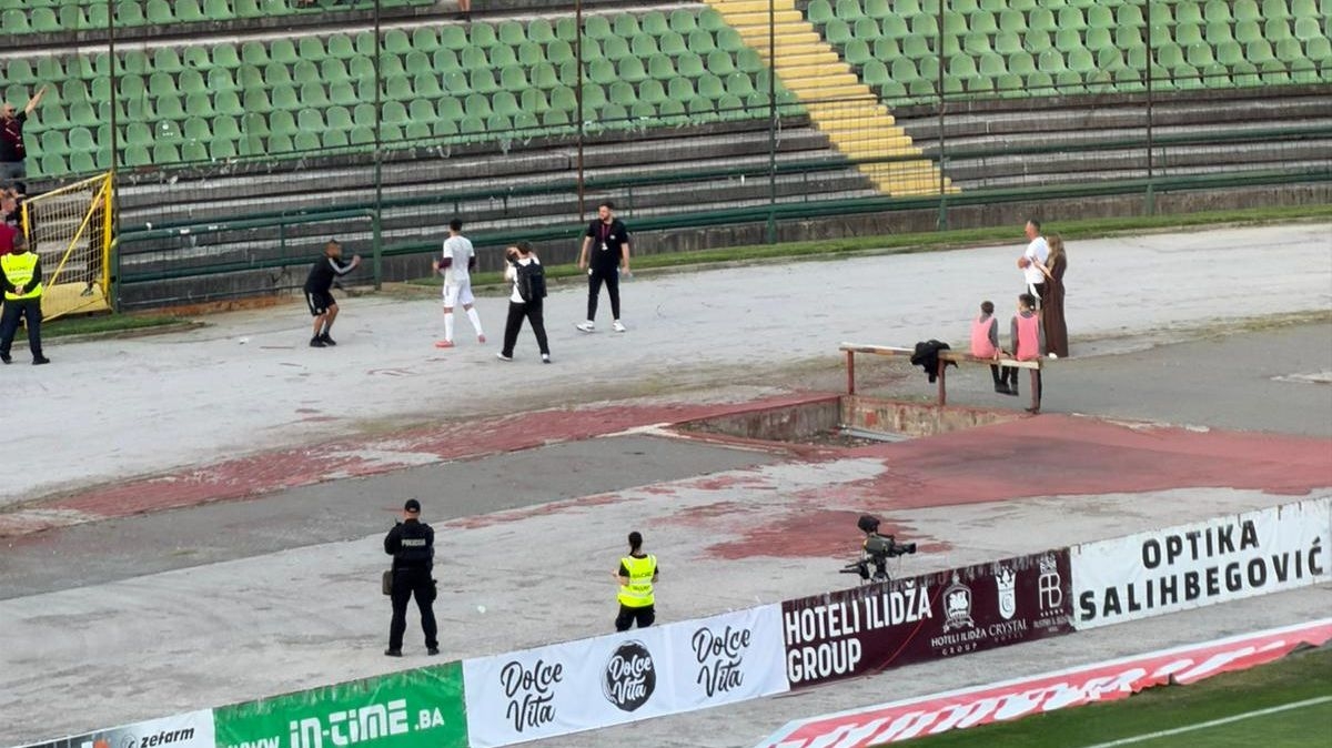 Video / Najvatreniji navijači FK Sarajevo dodijelili nagradu za najborbenijeg igrača sezone