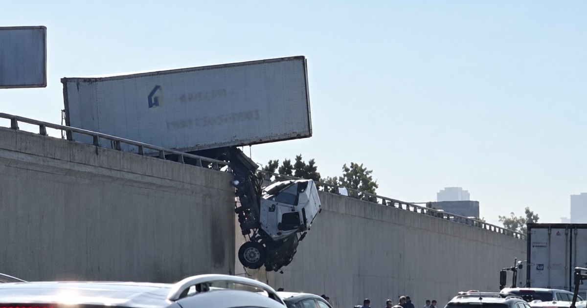 Drama iznad auto-puta: Kamion ostao da visi (VIDEO)