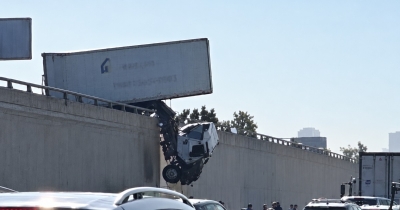 Drama iznad auto-puta: Kamion ostao da visi (VIDEO)