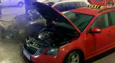 Два аутомобила уништена у пожару на Палама
