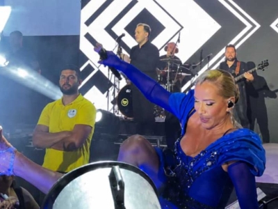 Drama u Budvi: Lepa Brena izgubila ravnotežu i pala na bini (VIDEO)
