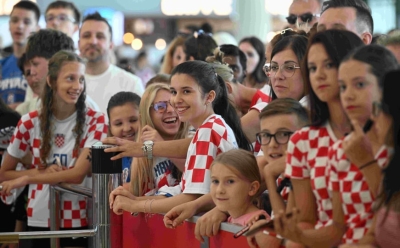 Vatreni sletjeli u Zagreb: Navijači zagrijali grla i dlanove, krenula i pjesma