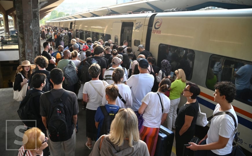 Sarajlije pohrlile na more: Pogledajte gužve na polasku voza za Ploče