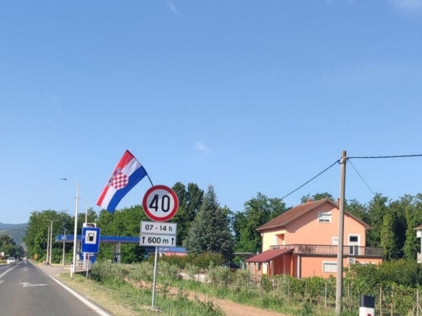 Imaju li odobrenje? Po Čapljini postavljene zastave Hrvatske