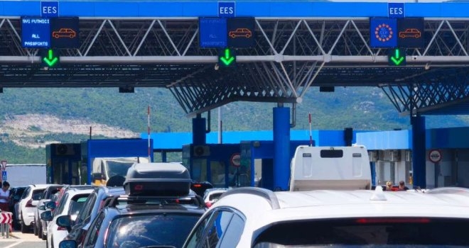 Na granici između BiH i Hrvatske: Supružnici se posvađali u koloni, pa Amir nastavio put bez Selme...