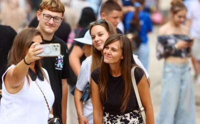 Kratki predah od ljetnih vrućina u Sarajevu: Građani uživaju u osvježavajućoj šetnji na Baščaršiji