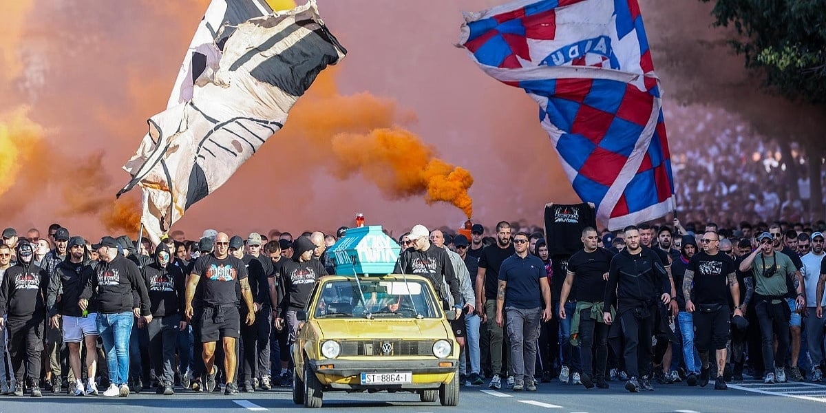 Navijači Hajduka zgrozili sve pred Ajax: Kovčeg na Golfu i skandiranje "Gazi Židove", "ustaj Adolfe"...