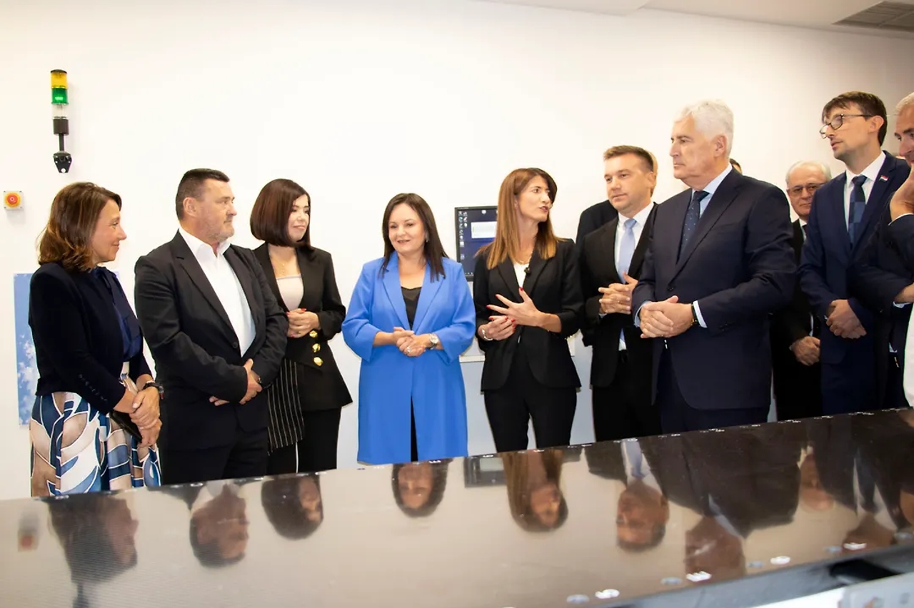 FOTO/ U SKB Mostar stigao uređaj koji precizno uništava tumore – pogledajte što je upravo pušteno u rad