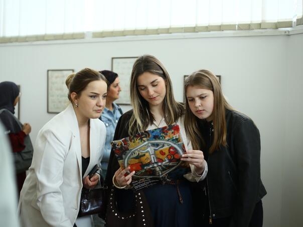 U Bugojnu otvorena izložba "Mi(r) kad profesori ne gledaju"