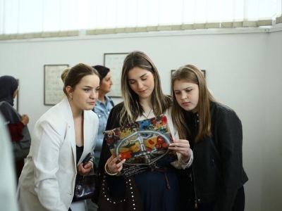 U Bugojnu otvorena izložba "Mi(r) kad profesori ne gledaju"