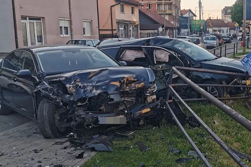 Pijani vozač iz Bijeljine uništio tri parkirana automobila nakon što je izgubio kontrolu i udario u njih