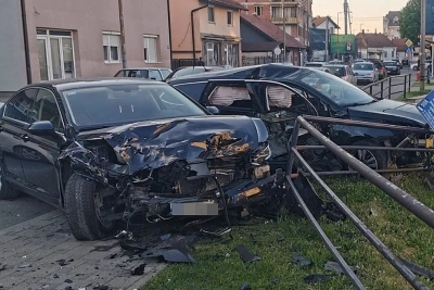 Pijani vozač iz Bijeljine uništio tri parkirana automobila nakon što je izgubio kontrolu i udario u njih