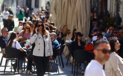 Toplo aprilsko sunce ozarilo Sarajevo: Grad ispunjen životom, bašte kafića potpuno krcate