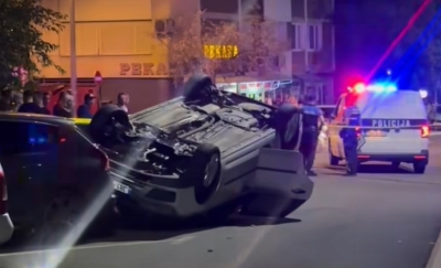 Ima povrijeđenih: Automobil završio na krovu i slupao parkirana vozila VIDEO