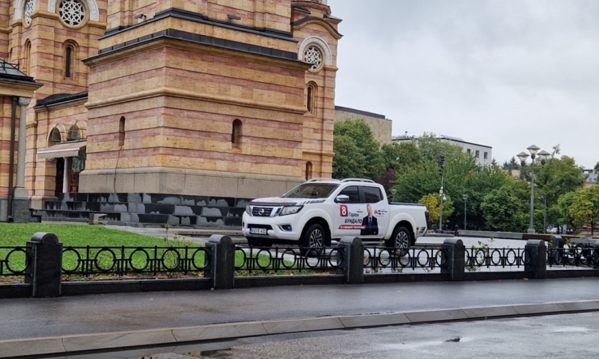 Predizborni parking tik uz hram: Vozilo sa reklamom PSS-a začudilo Banjalučane FOTO
