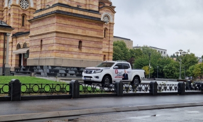 Predizborni parking tik uz hram: Vozilo sa reklamom PSS-a začudilo Banjalučane FOTO