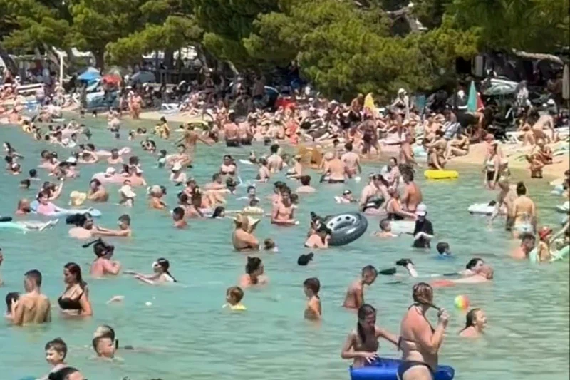(VIDEO) "DOBRO DOŠLI U PAKAO" Plaža u Makarskoj krcata do posljednjeg mjesta, vrhuncu sezone izazvao brojne reakcije