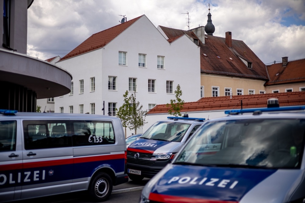 Krvoproliće nasred ulice: Muškarac nožem ubo policajku u vrat, njene kolege pucale u njega