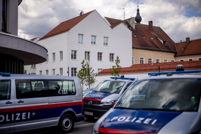 Krvoproliće nasred ulice: Muškarac nožem ubo policajku u vrat, njene kolege pucale u njega