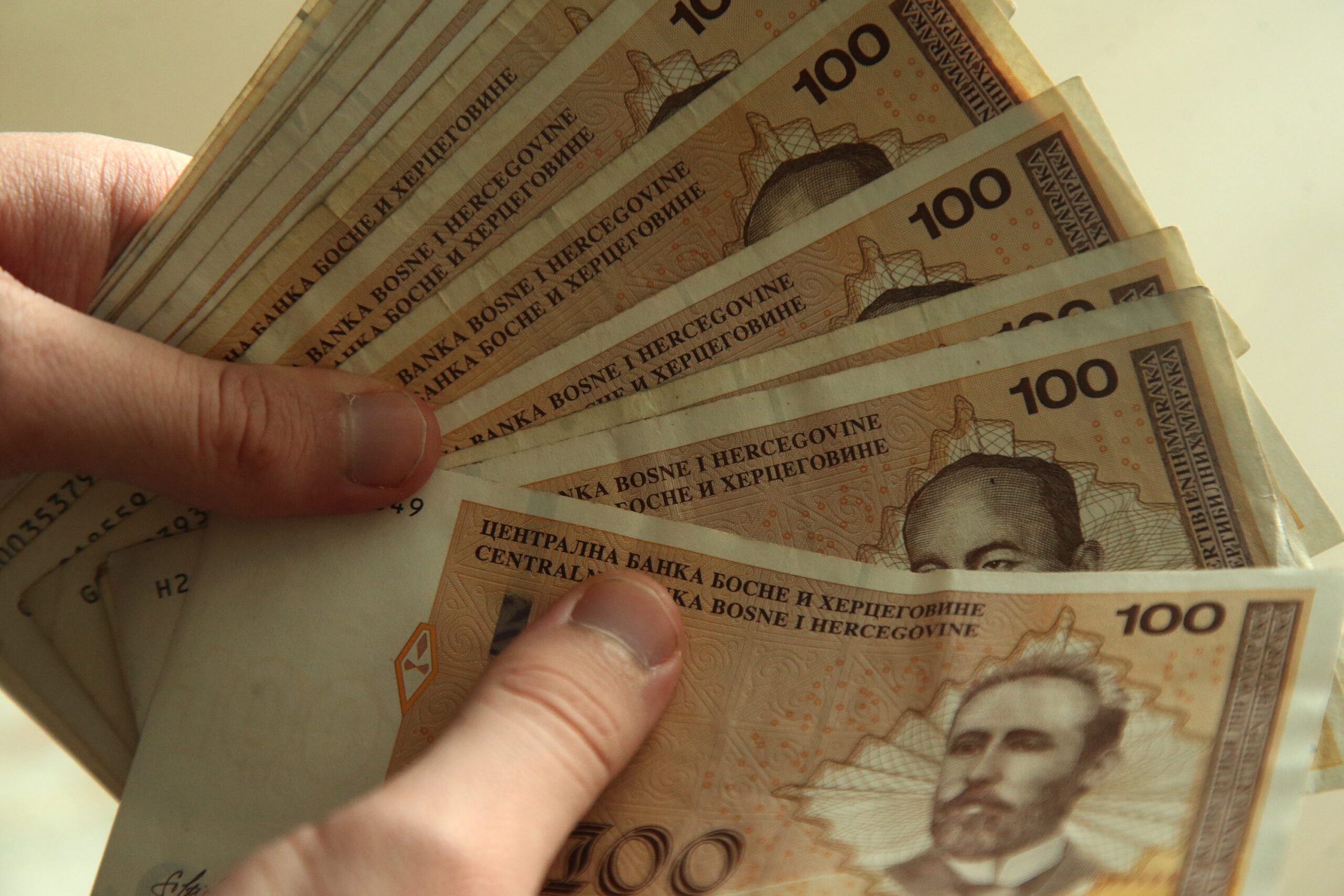 Neobična isplata u BiH privukla pažnju: Penzionerki 7.200 KM za obuku nove sekretarice