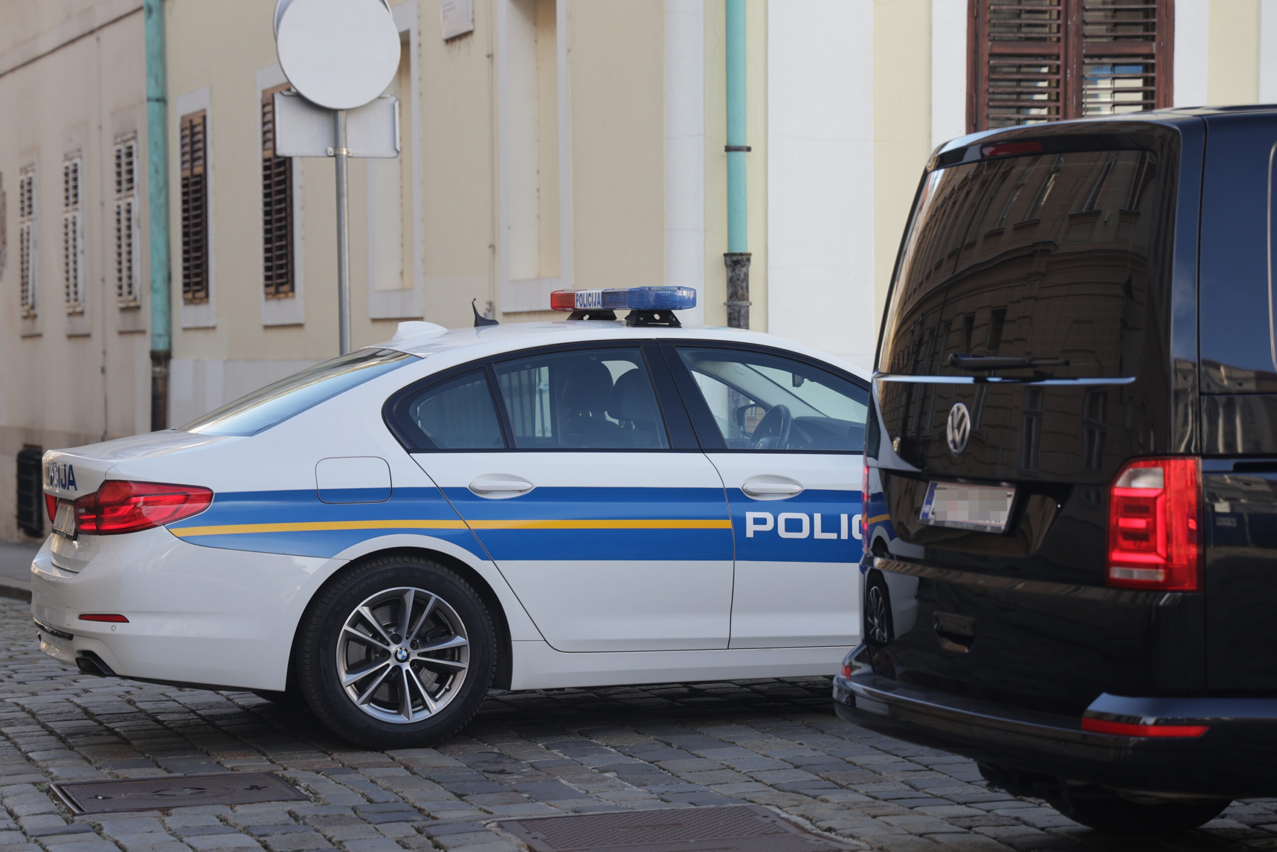 AUTO ZAVRŠILO U RIJECI U sudaru kamiona i "golfa" povrijeđen mladić