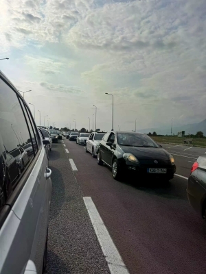 Duga kolona vozila na ulazu u BiH na graničnom prelazu Velika Kladuša