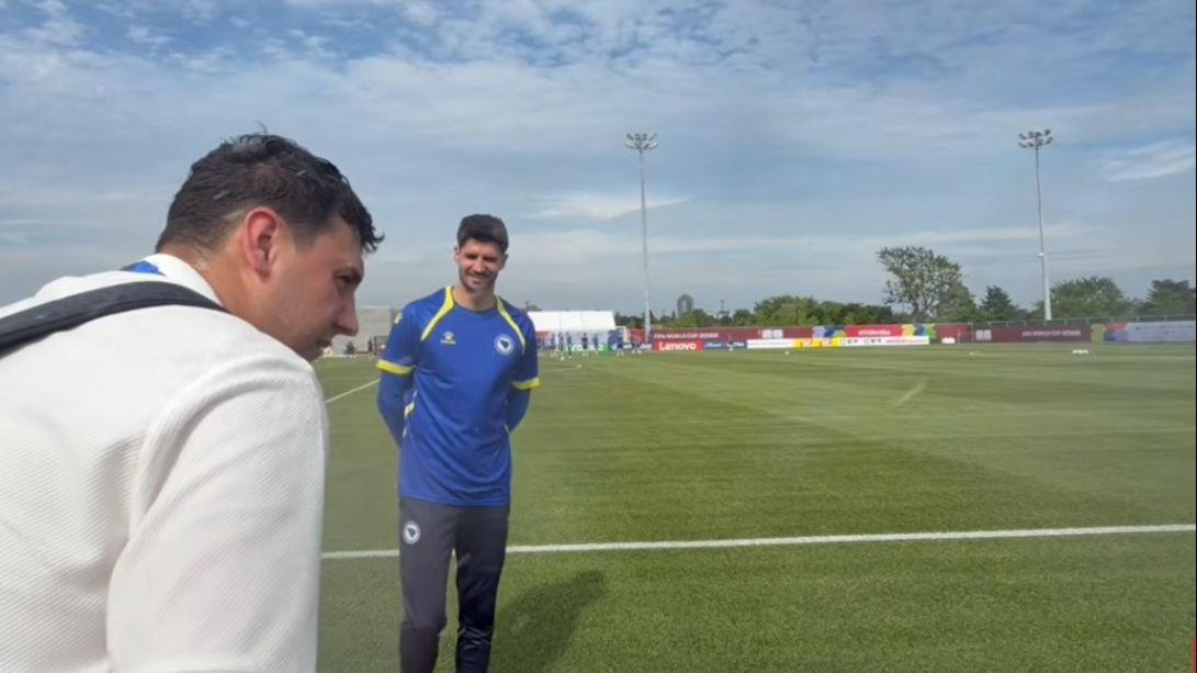 Video / Prskalice se aktivirale u nezgodnom momentu: Hladan tuš za Vasilja i novinare