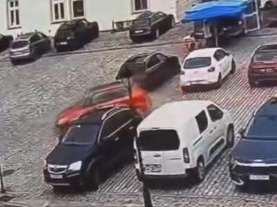 Nevjerovatan snimak iz Poljske: Pokušala da izađe sa parkinga, pa slupala šest automobila (VIDEO)