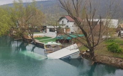Radnik u krugu firme oštetio četiri vozila, pa sletio u Unu i utopio se
